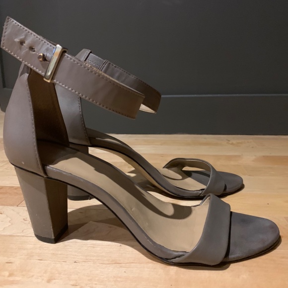Ann Taylor Heels - Picture 3 of 4